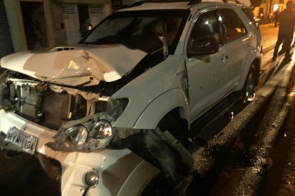 Motorista deixa carro blindado após perseguição, tiroteio e horas de negociação com a polícia