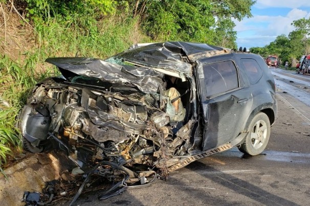 Dentista morre após colidir veículo em carreta em rodovia