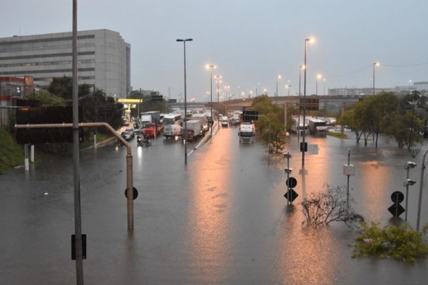 São Paulo: Rodízio de carros e caminhões é suspenso em manhã de chuva e alagamentos