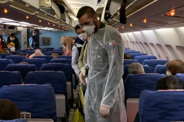 Vai viajar: Como se proteger do coronavírus durante o voo