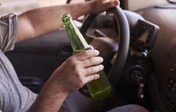 Motorista com nível alcoólico 200% acima do permitido causa acidente