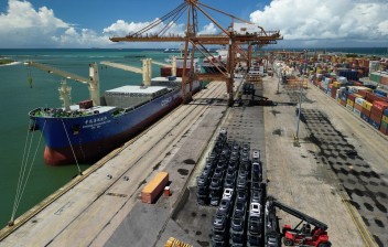 BYD inicia nova operação e desembarca quase 2 mil veículos no Porto de Suape