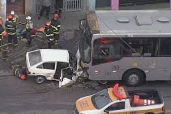 Acidente entre carro e ônibus deixa ao menos três mortos na zona leste de São Paulo