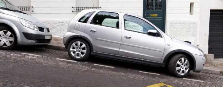 Marcha a ré permite que o carro suba ladeiras mais facilmente?