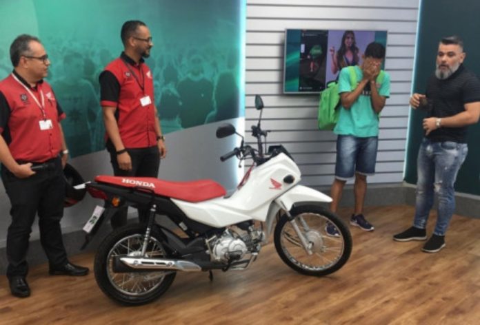 Entregador humilhado por miss ganha moto de concessionária