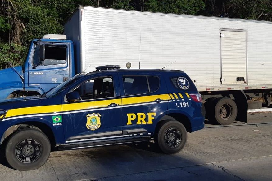 Polícia Rodoviária Federal prende dois homens e apreende armas, drogas e caminhão clonado