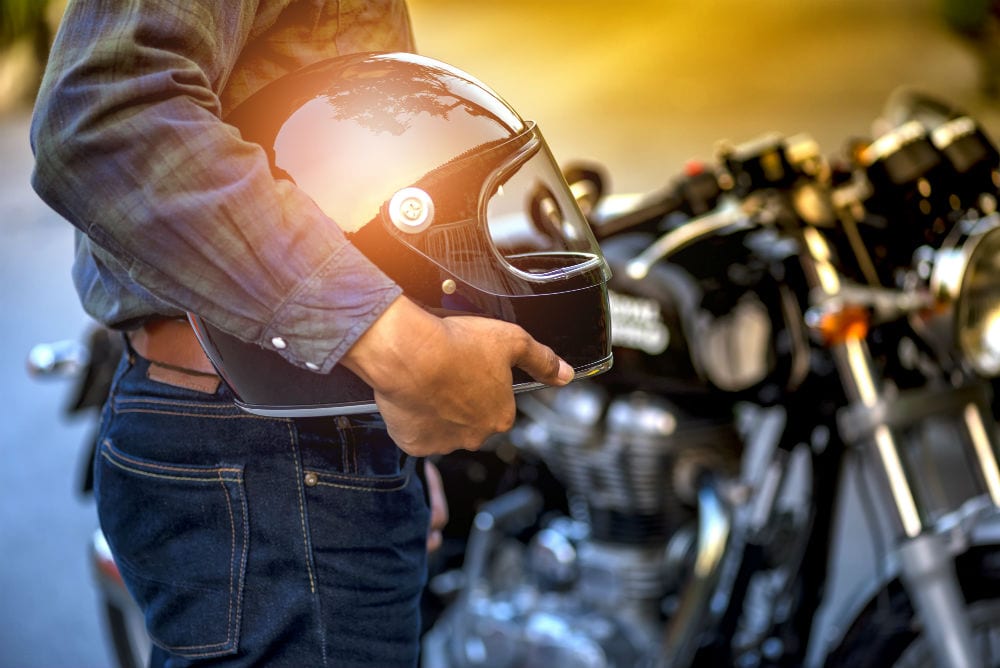Conduzir motocicleta sem capacete leva à suspensão da CNH