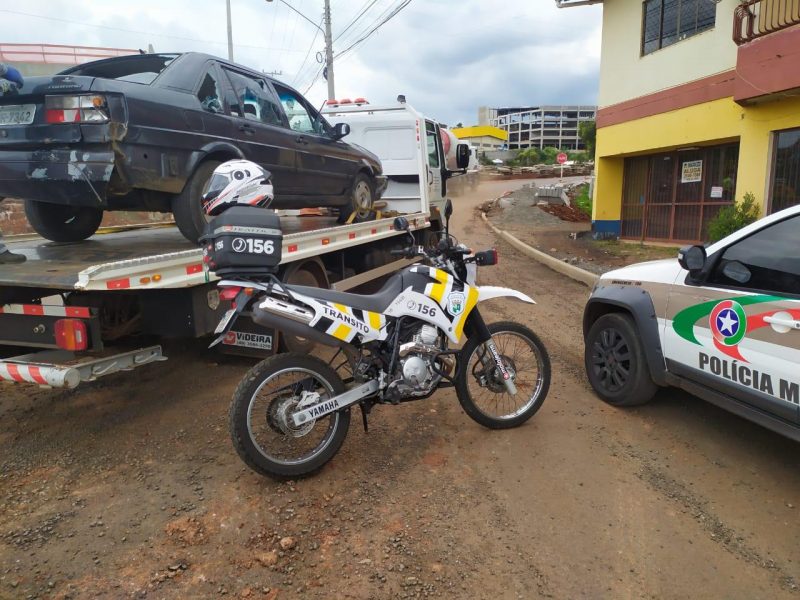 Homem destrói seu veículo a marretadas após ser apreendido com mais de 39 mil reais em multas