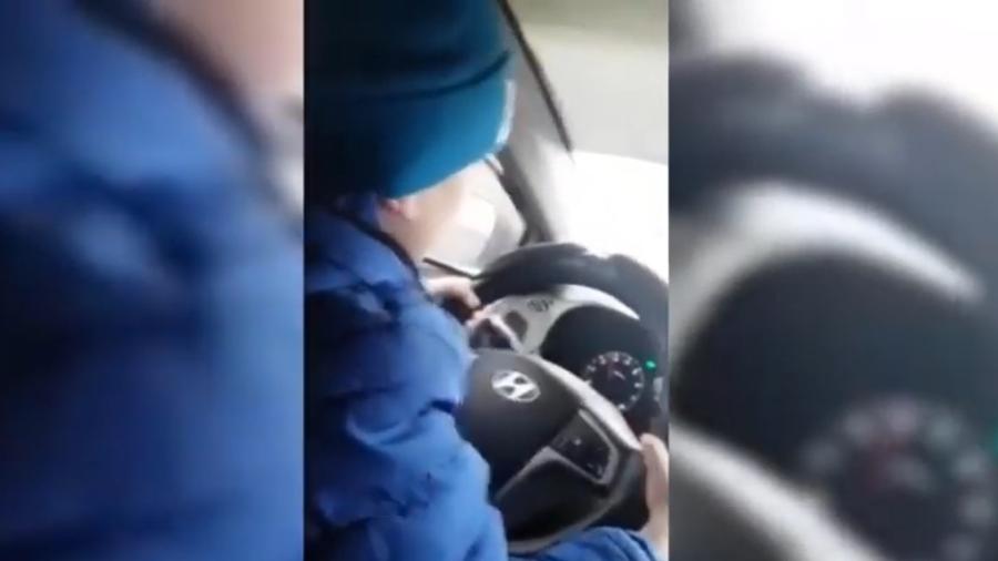 Mãe filma filho de seis anos dirigindo a mais de 100 km/h
