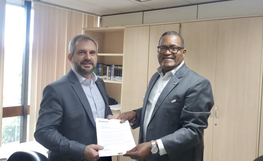 Presidente da Fenasdetran entrega CARTA SALVADOR TRÂNSITO E VIDA 2019 a autoridades do país