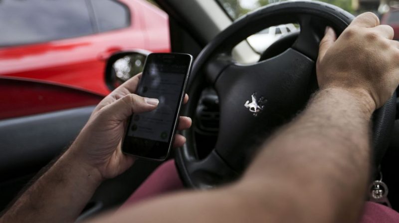 Aprovada lei que proíbe o uso do celular no trânsito