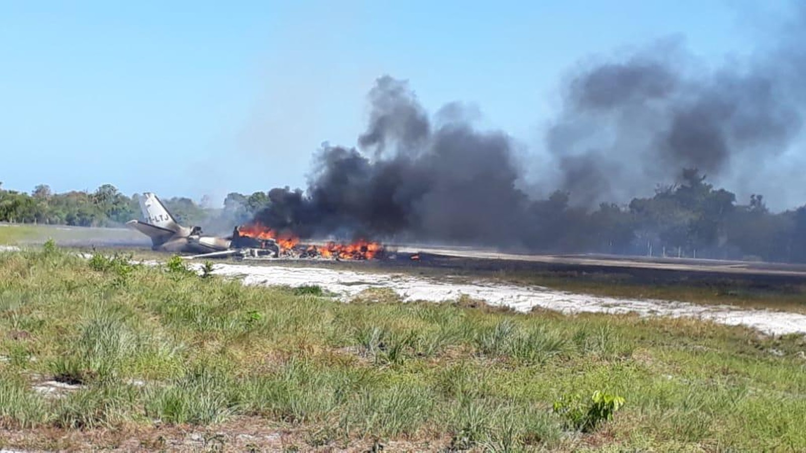 Aeronave cai durante pouso em pista de resort e pega fogo