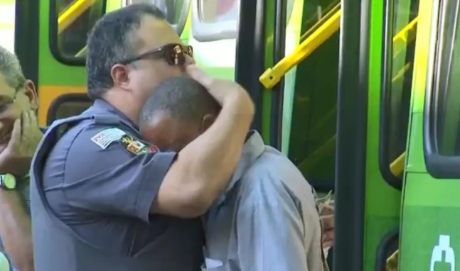 Policial consola motorista de ônibus após acidente que matou mulher em moto