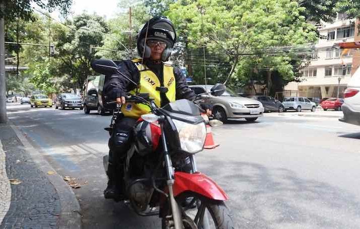 Mototaxista vira profissão legalizada no Rio