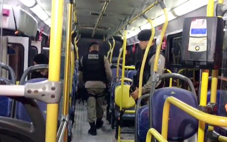 Passageiros pulam de ônibus em movimento durante tentativa de assalto, em João Pessoa