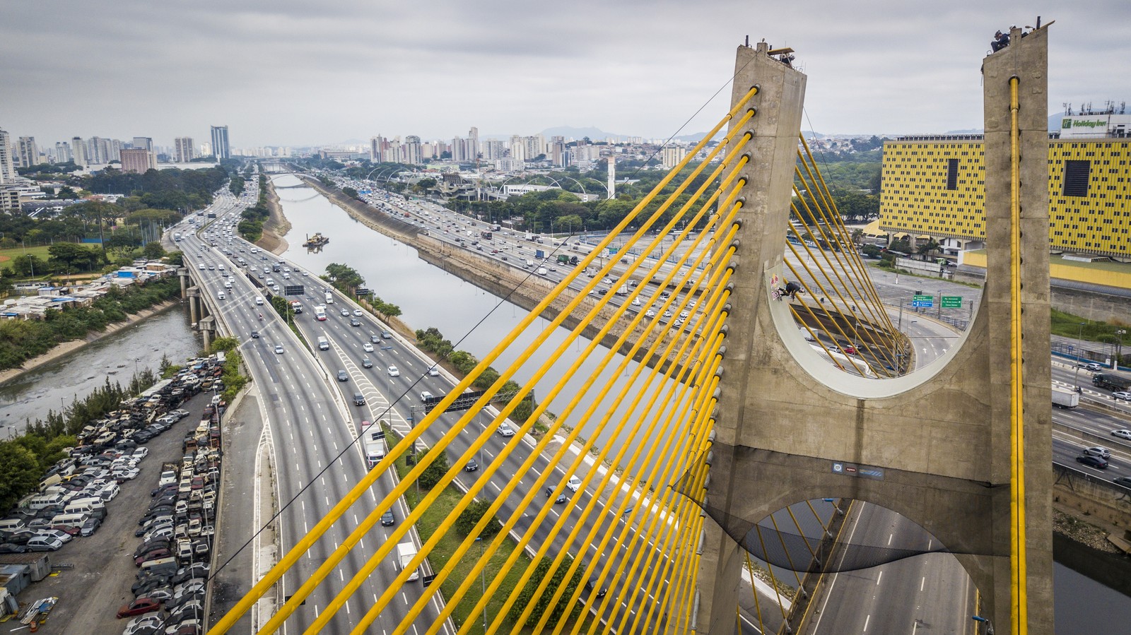 Mineirinho faz manobras de skate a 30 metros de altura em ponte de São Paulo