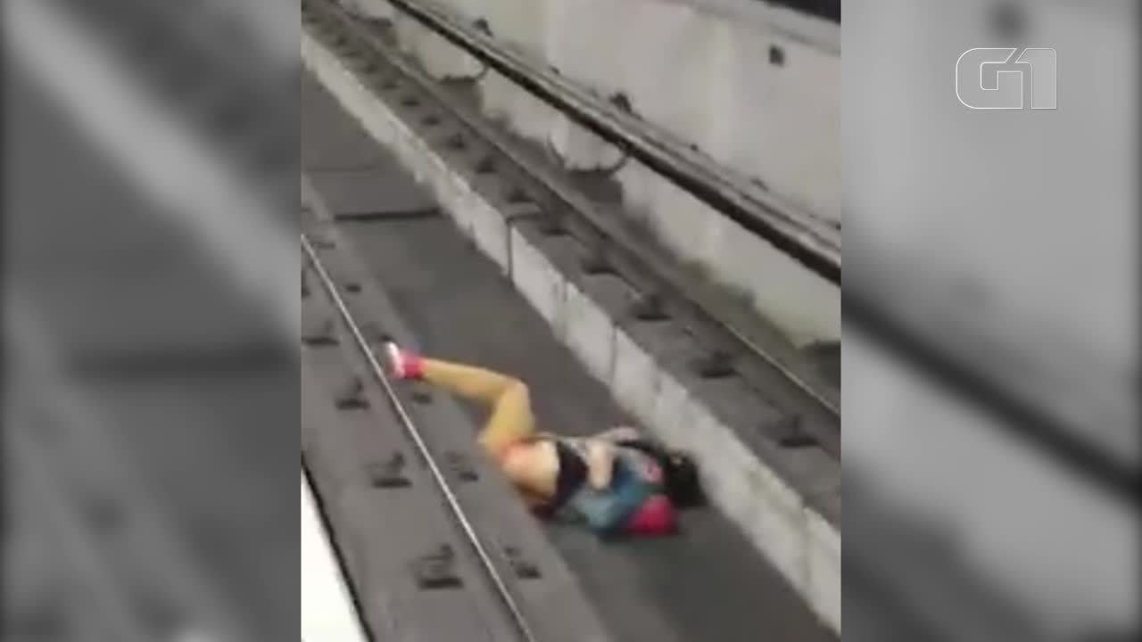 Vídeo:homem cai nos trilhos do metrô e maquinista consegue parar o trem a tempo