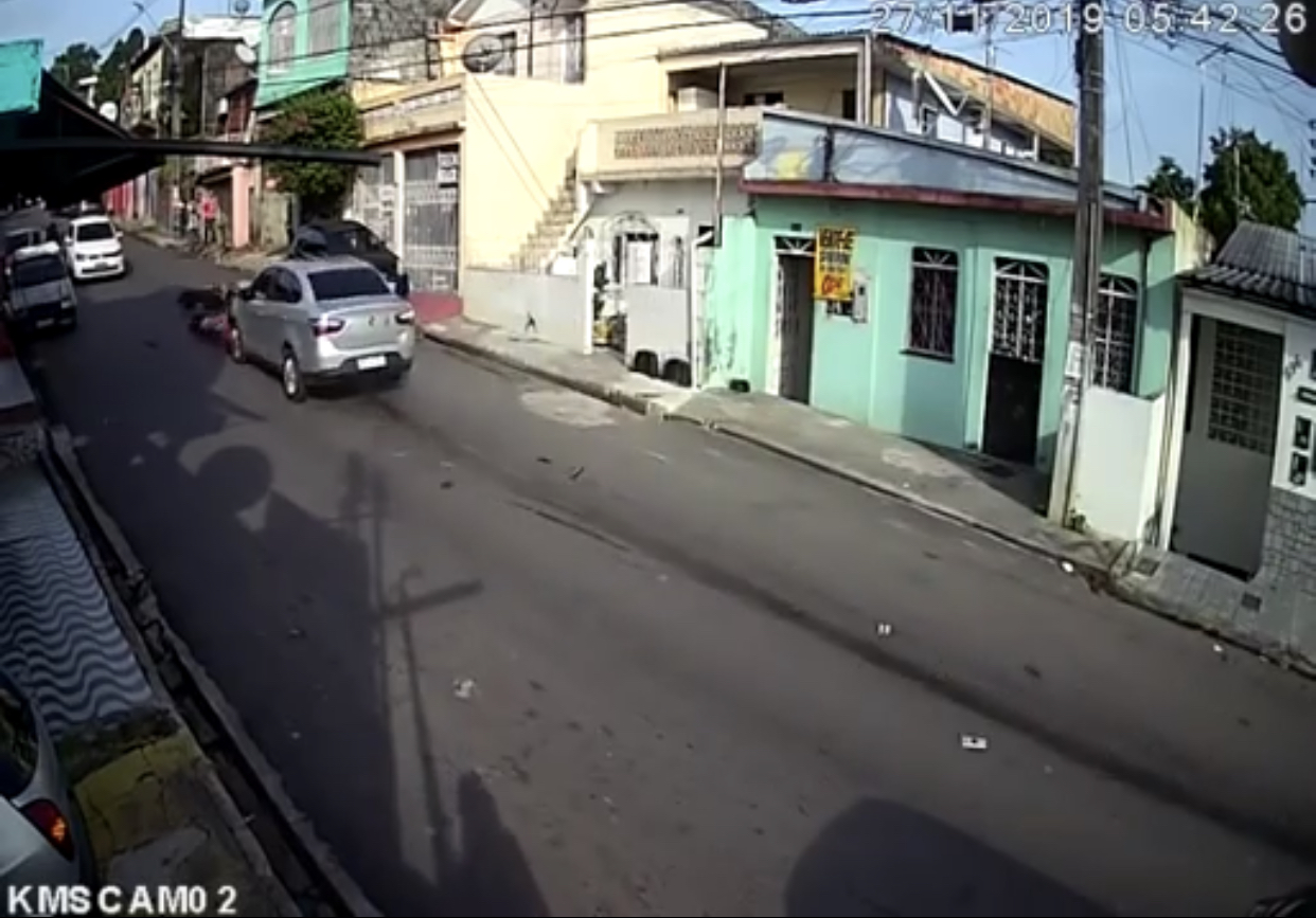 Vídeo chocante mostra momento em que assaltantes são atropelados e arrastados pelo carro da vítima