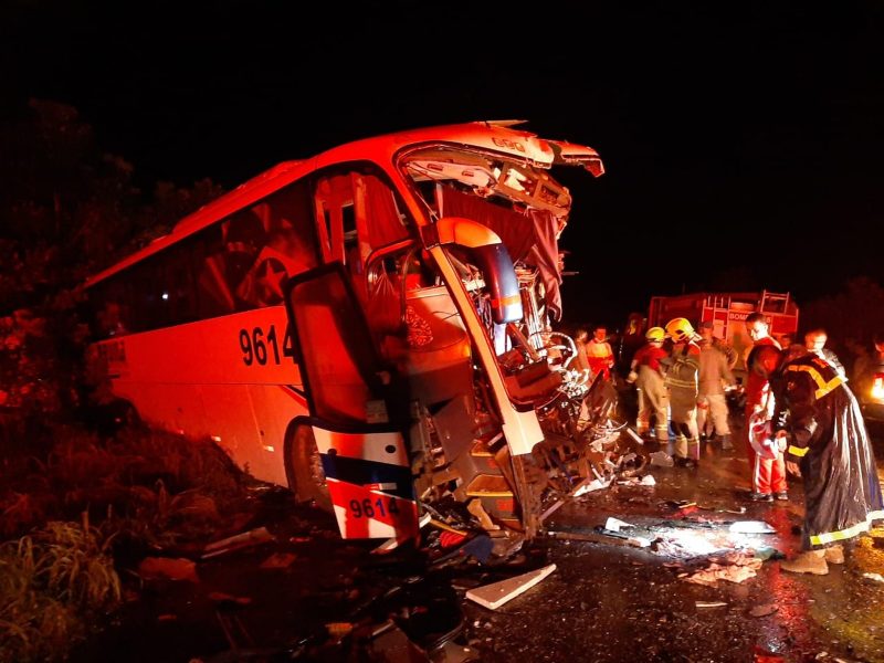 Colisão entre ônibus e carreta deixa 6 mortos e 26 feridos