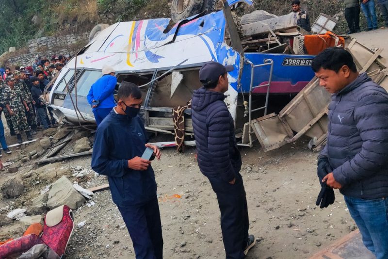 Acidente de ônibus no Nepal deixa peregrinos mortos