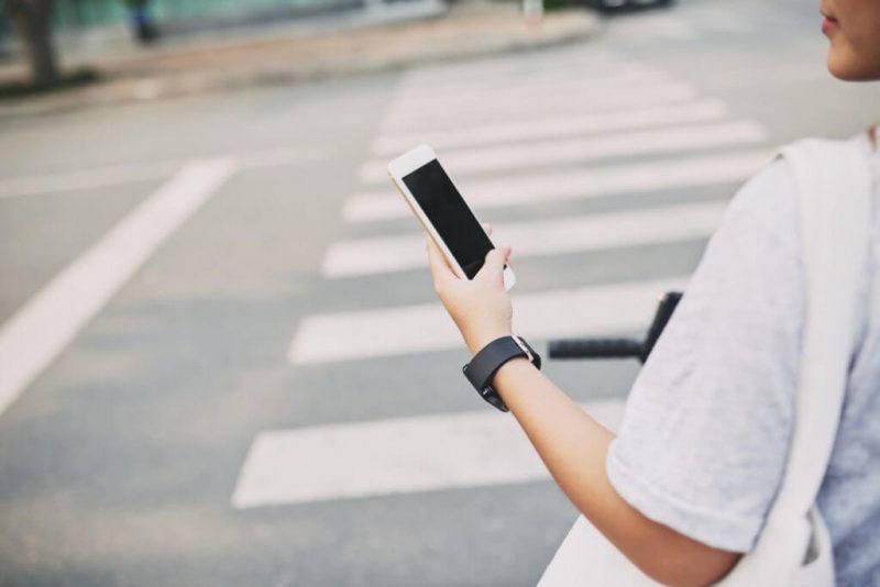 Conscientização sobre uso de celular ao atravessar a rua vira projeto de lei