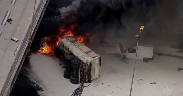 Video: Caminhão cai, explode e mata dois em rodovia de São Paulo