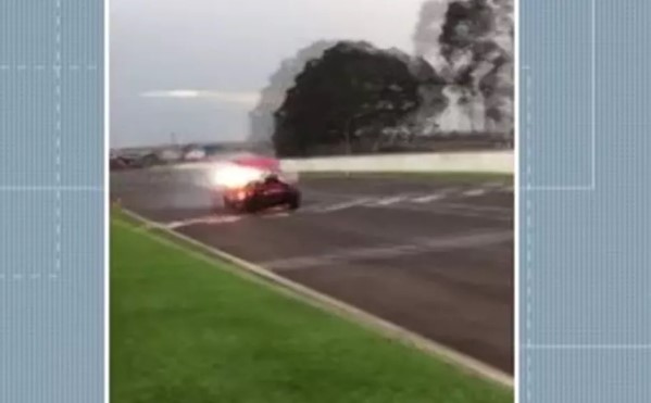 Capô de carro voa sobre público durante competição após motor pegar fogo