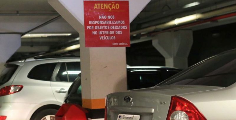 Lei proíbe estacionamentos de exibirem cartazes que eximem donos de culpa por furtos