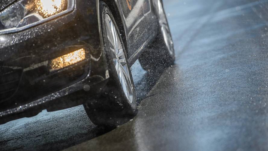 Motoristas devem redobrar atenção no trânsito no período de chuva