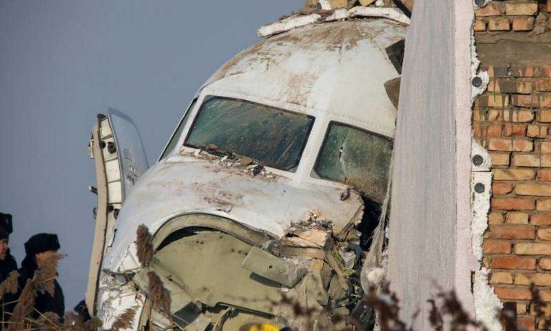 Avião com cerca de 100 pessoas cai no Cazaquistão e deixa mortos