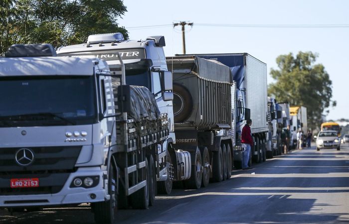 Governo estuda dar auxílio a caminhoneiros e prorrogar CNH
