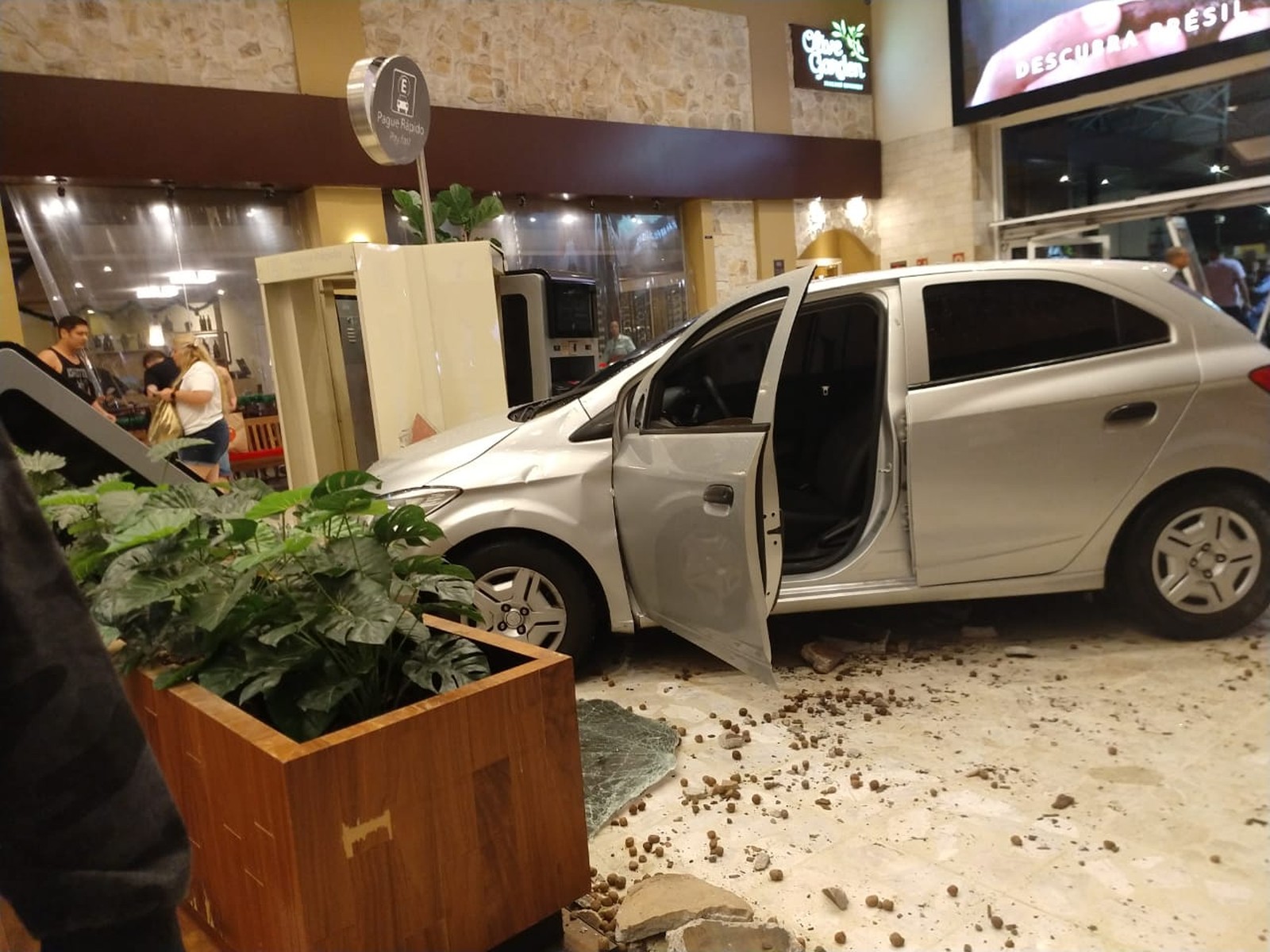 Carro invade shopping após motorista perder controle do veículo