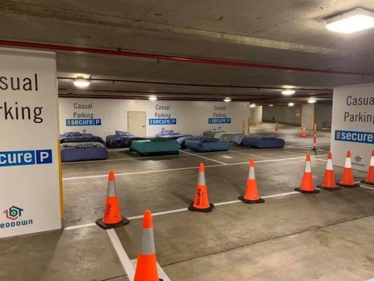 Voluntários convertem estacionamento em espaço para sem-teto dormirem todas as noites