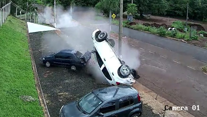 Vídeo mostra momento em que veículo capota em Canápolis