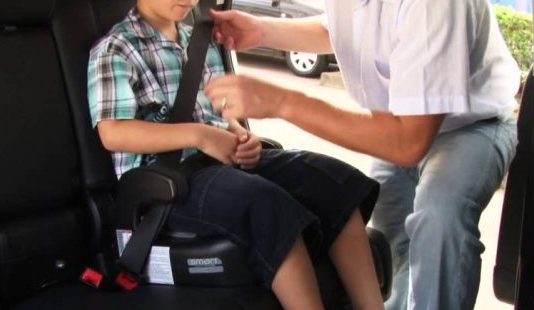 Um quinto dos pais e avós admite não prender crianças de maneira segura em veículos