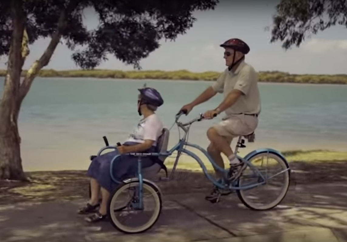 Bicicleta adaptada permite passeio com cadeirantes