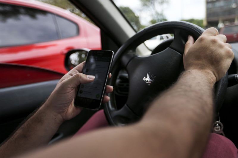 De fone a suporte: quando o celular no trânsito gera multa ou não, segundo a lei