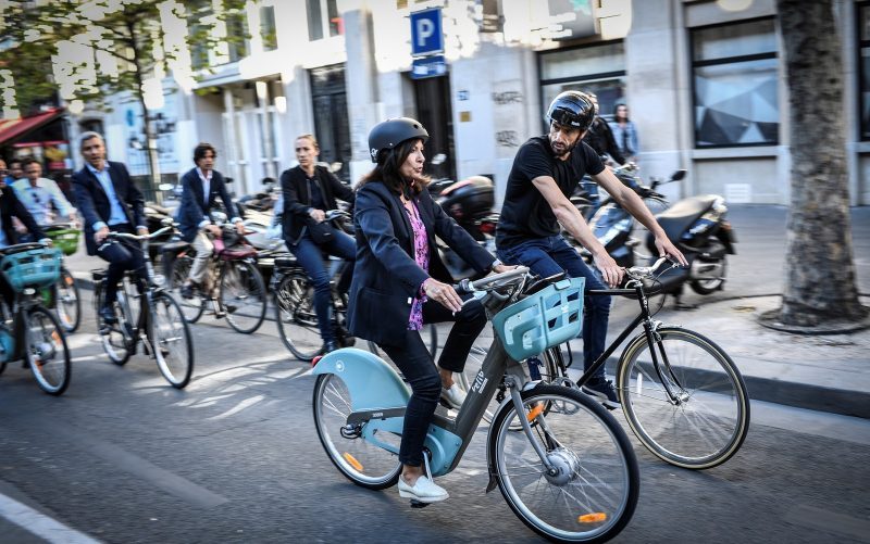 Prefeita de Paris quer cidade exclusiva para ciclistas, mas os desafios são grandes