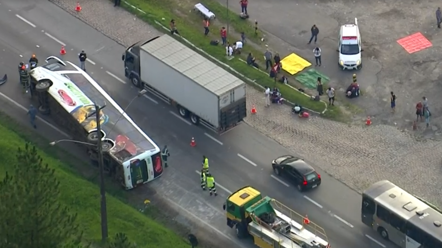 Ônibus com 48 passageiros tomba na Régis Bittencourt e deixa feridos