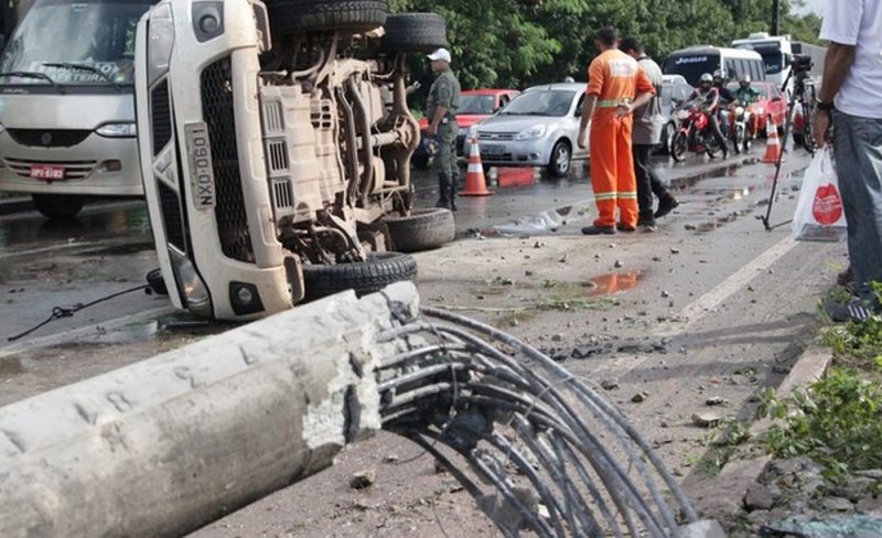 Mais de 2 mil postes foram quebrados em acidentes de trânsito no Maranhão