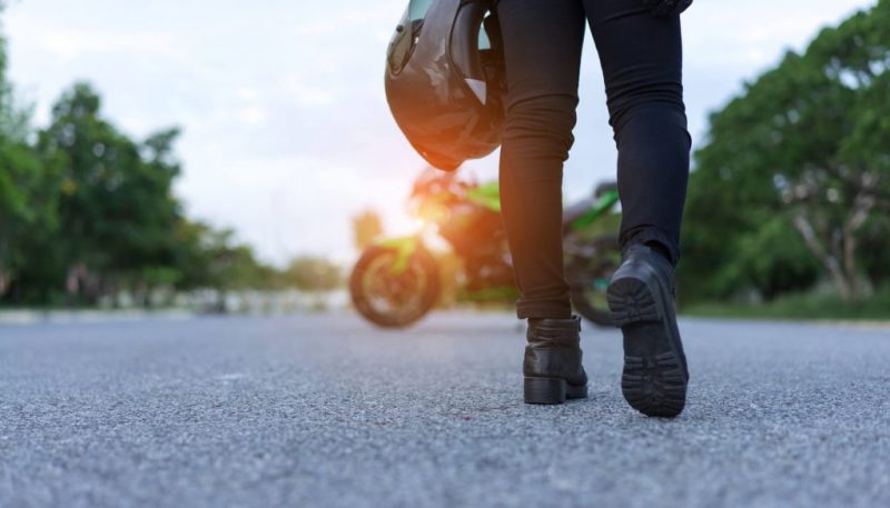 Quais são os sapatos mais indicados para andar de moto?