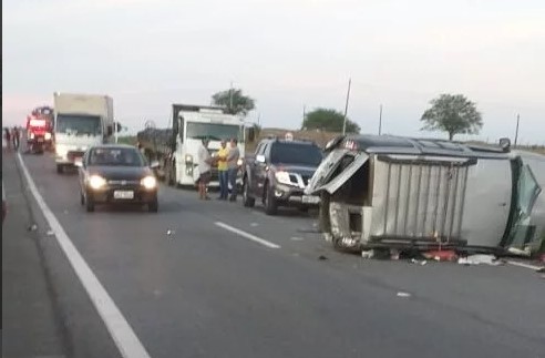 Acidente envolvendo quatro veículos e um animal deixa um morto e quatro feridos em rodovia