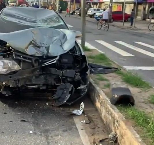 Acidente envolvendo moto e carro deixa um homem morto