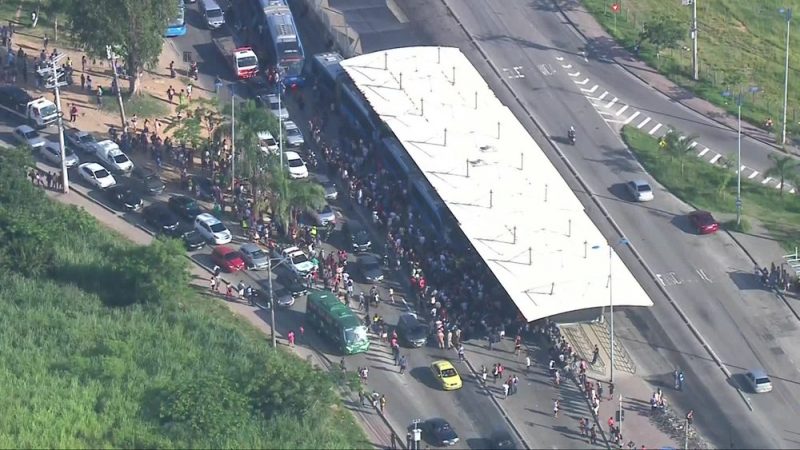 Passageiros fazem protesto e bloqueiam sistema BRT, na Zona Oeste do Rio