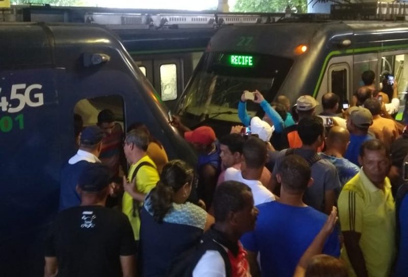 Colisão entre dois trens do Metrô do Recife deixa feridos e paralisa Linha Centro