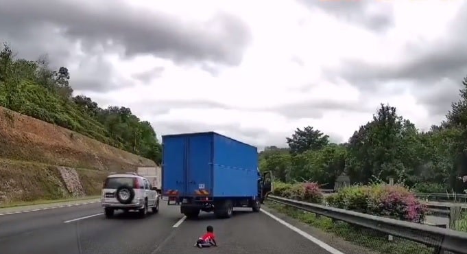 Vídeo: Criança é arremessada de carro em alta velocidade