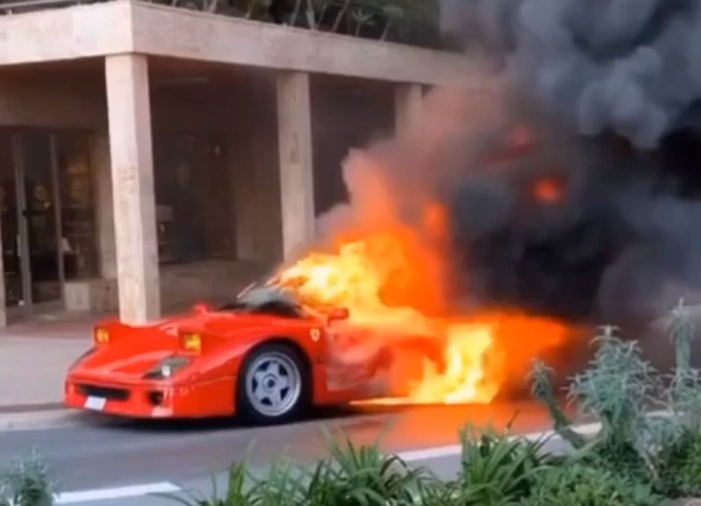 Ferrari F40 pega fogo em Mônaco, e flagra é feito por ex-piloto da MotoGP