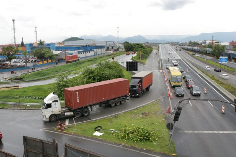 Trânsito na entrada de Santos terá alterações e desvios para obras