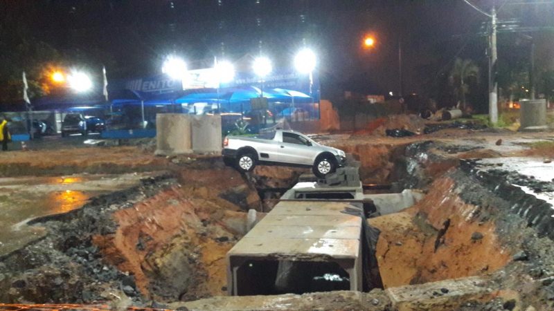 Chuva arrasta sinalização de obra e carro cai em buraco em Taubaté, SP