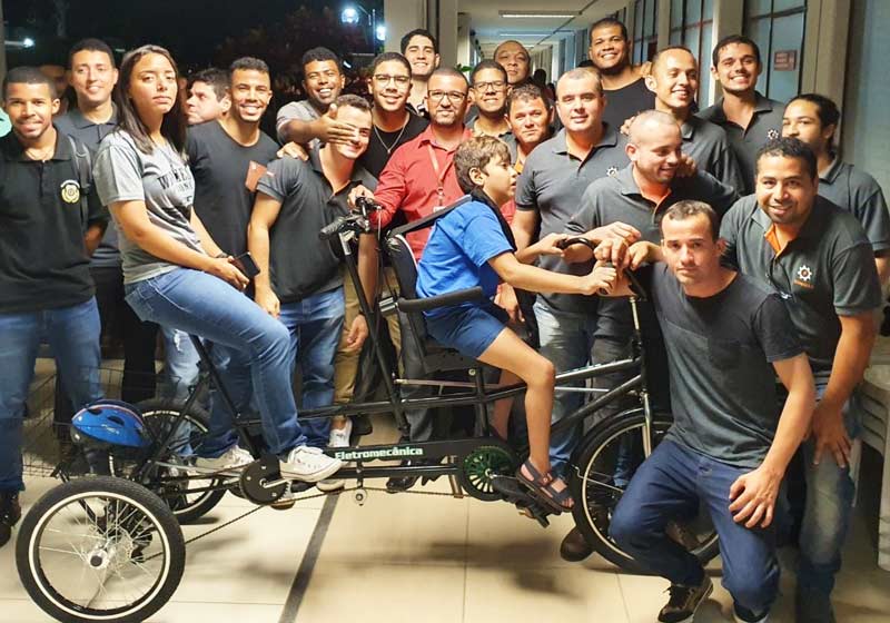 Alunos criam bike adaptada para criança com deficiência